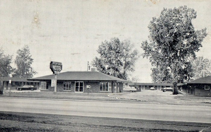 Redford Inn & Jacuzzi Suites (Redford Motel) - Vintage Postcard (newer photo)
